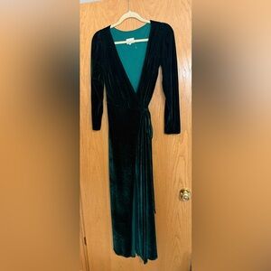 Lavetir brand, size 4,emerald green long sleeve maxi wrap dress with pockets.